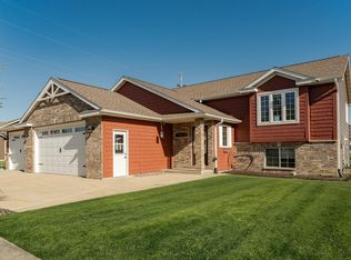 506 9th St NW, Dodge Center, MN 55927