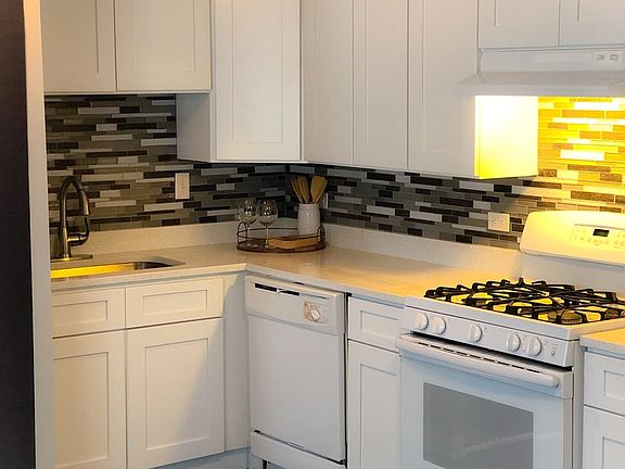 3rd image of 208 Harwood Dr