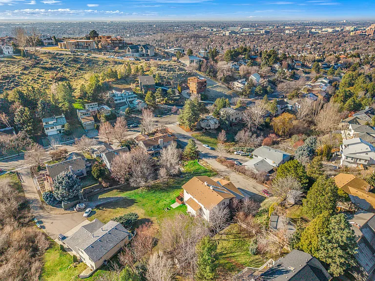 2228 E Roanoke Dr — Photo 56