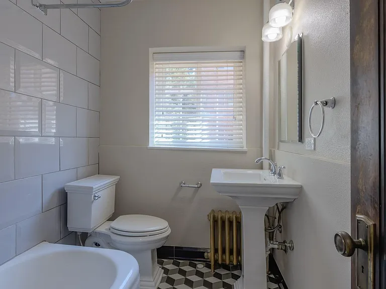 1222 E 10th Ave — Photo 13