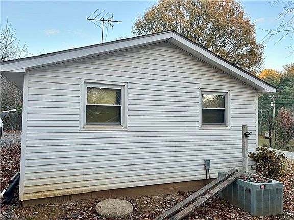 5th image of 109 Dorothy Ln
