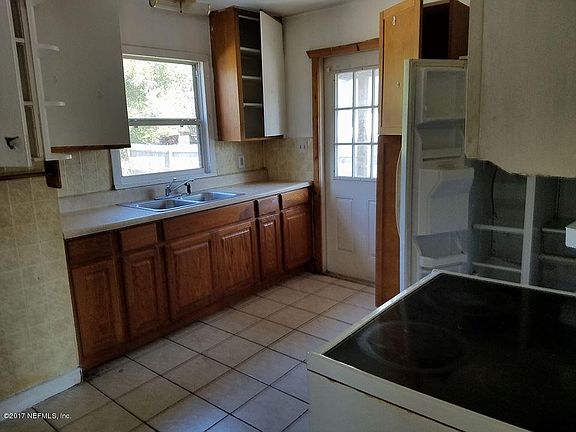 2nd image of 2416 Crill Ave