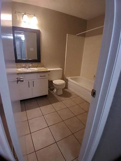 2nd bathroom with linen closet