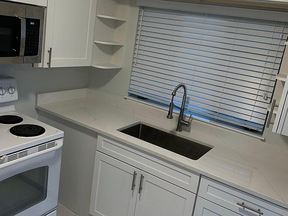 5th image of 1010 Shady Lane Dr
