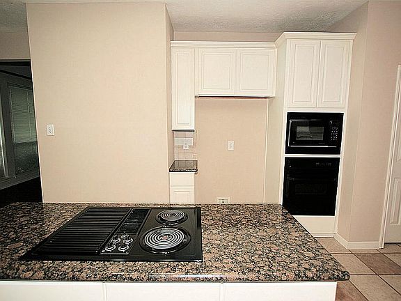 AN UPCLOSE VIEW OF THE GRANITE COUNTERS (BALTIC BROWN)!