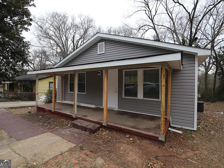 615 Snelson St — Photo 1