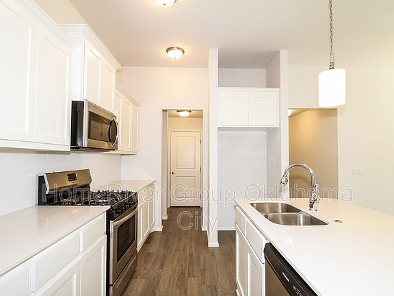 4th image of 10721 NW 20th St