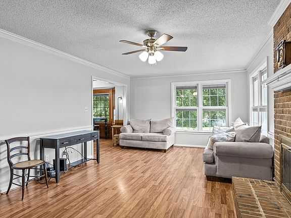 3rd image of 119 Lakeside Cir