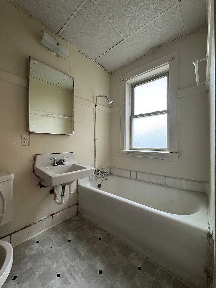 Building Photo - 823 S 22nd St #2