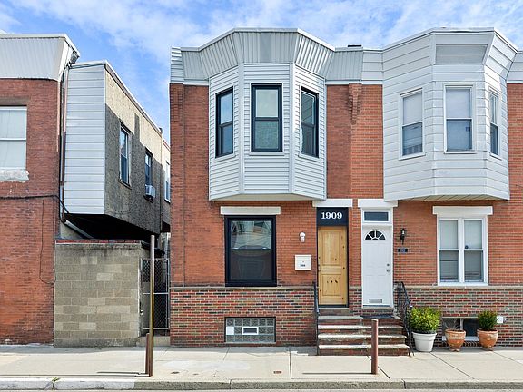 3rd image of 1909 S Woodstock St