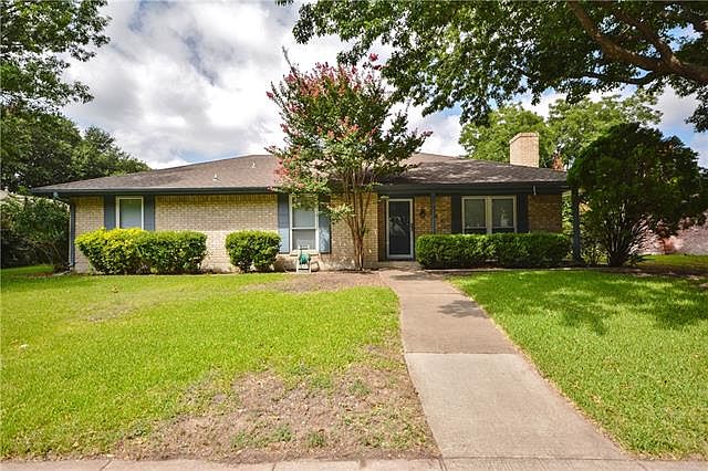 1st image of 208 Hacienda Dr