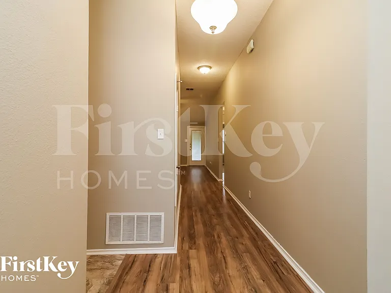 729 Ridge Top Dr — Photo 2