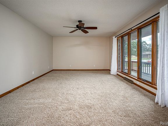 4th image of 144 Tucker St