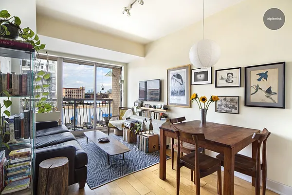 Sold by Triplemint | media 1