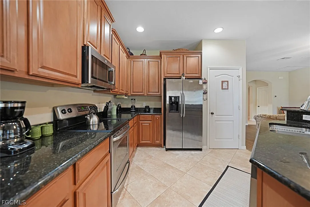 3 bed, 2.0 bath, 1696 sqft, $2,300 — Photo 4
