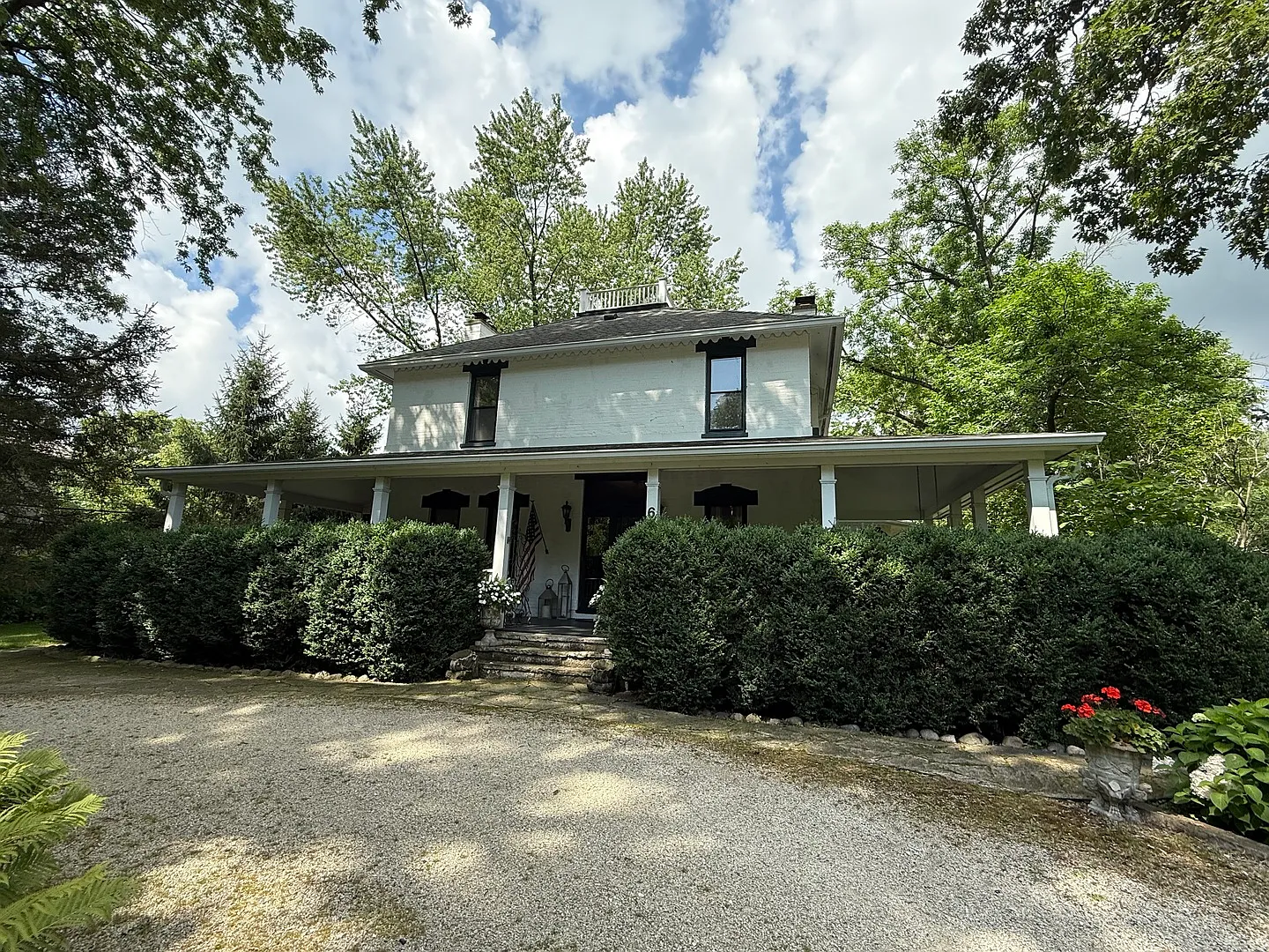 666 Maple Ave photo 1