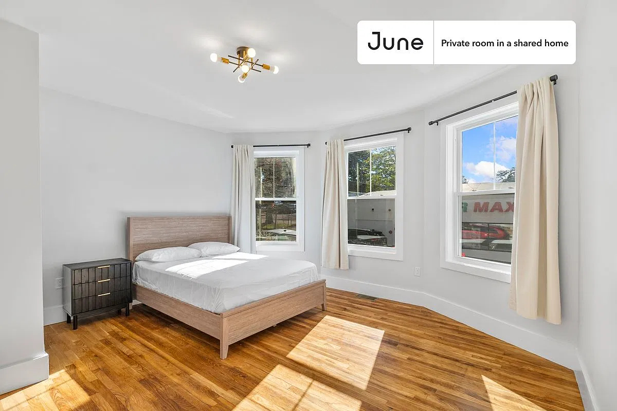 Queen bedroom in 5 bed/2 bath home in Roxbury #1901 A — Photo 1