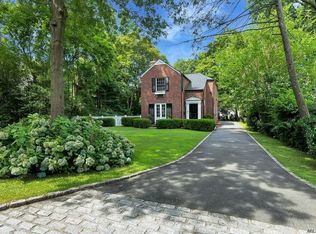 17 Middle Dr, Manhasset, NY 11030
