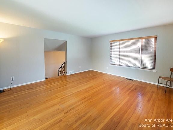 4th image of 834 Courtland St