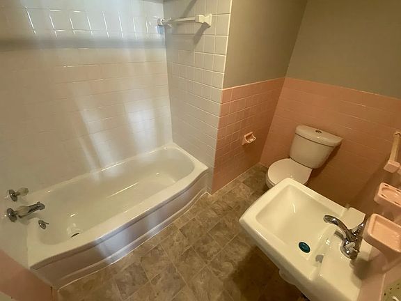 3rd image of 900 W 25th St #10