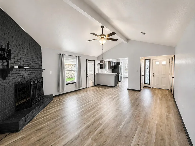 1105 Apache Dr — Photo 4
