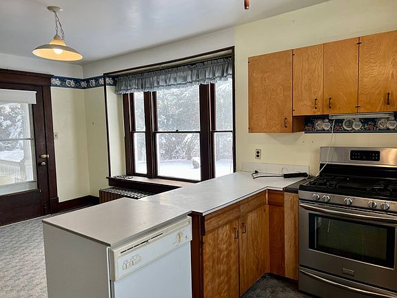 4th image of 833 E Water St