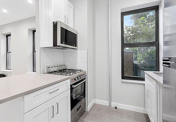 4th image of 482 Tompkins Ave #4A