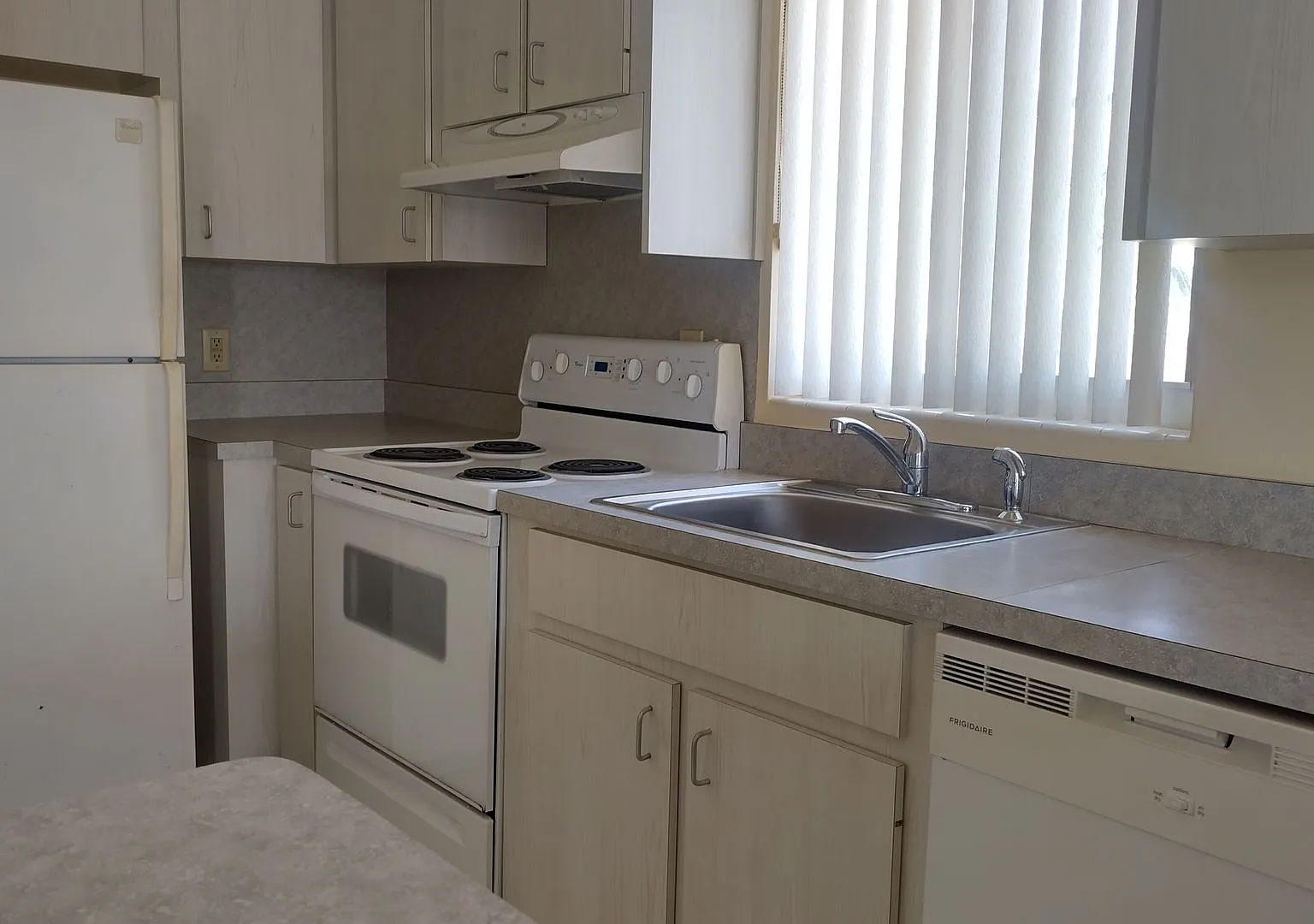 1 bedroom, 1 bathroom end unit condo beachside — Photo 4