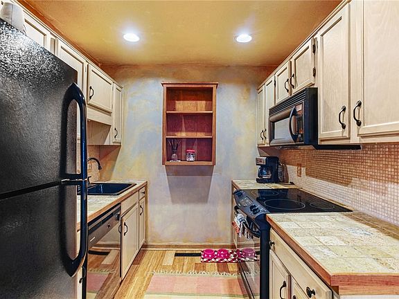 4th image of 394 3rd St