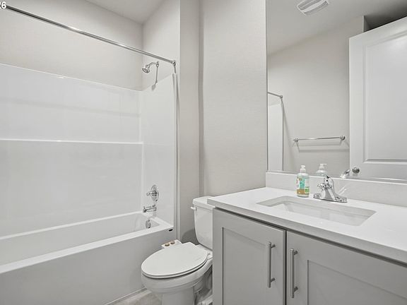 4th image of 41470 Metolius Ave