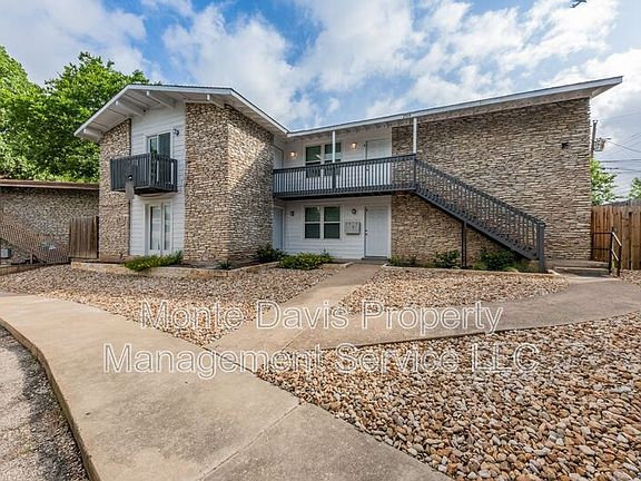 3rd image of 2504 Manor Cir Unit C