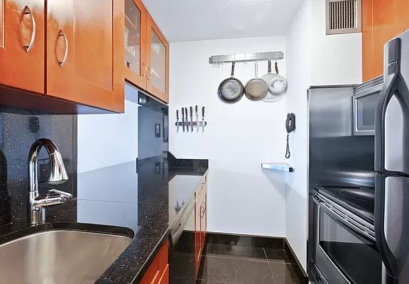 3rd image of 300 E 54th St APT 21B