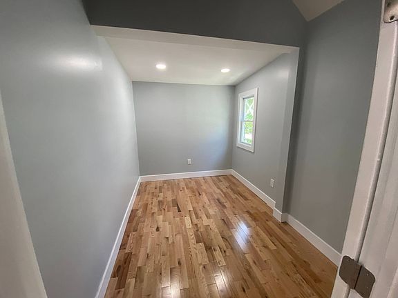 4th image of 305A Beach 88 St