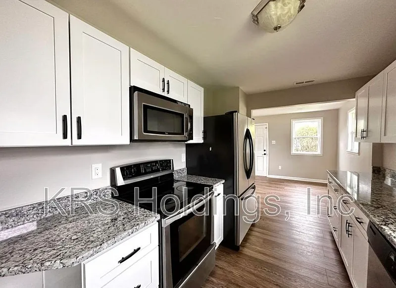3 bed, 2.0 bath, 1040 sqft, $1,895 — Photo 2