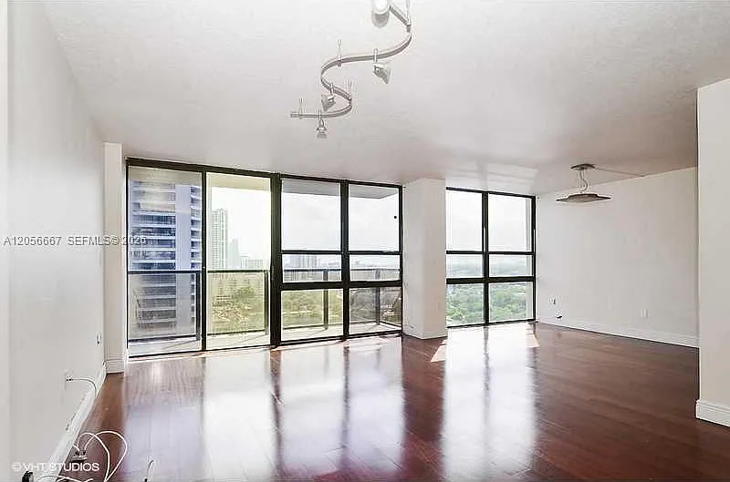 Charter Club Condo — Photo 4