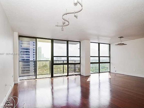 4th image of 600 NE 36th St APT 1817