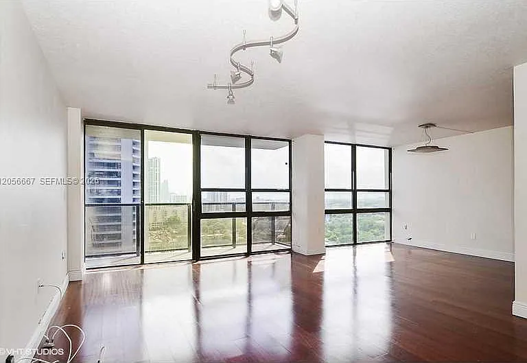 600 NE 36th St #1817 — Photo 4