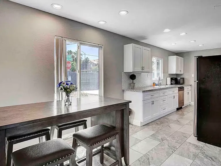 1266 Melville Dr — Photo 3