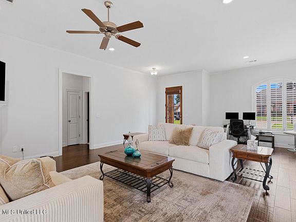 2nd image of 304 Buckhead Dr