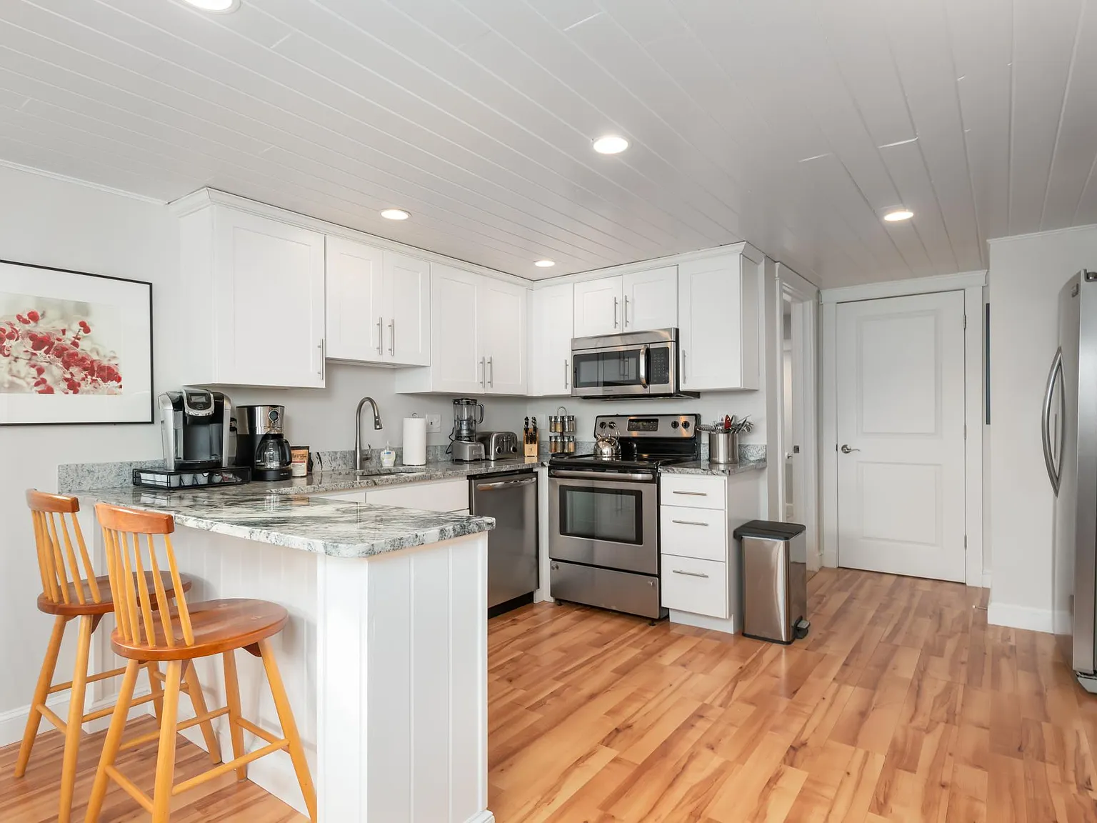 2 bed, 800 sqft, $3,000 — Photo 4