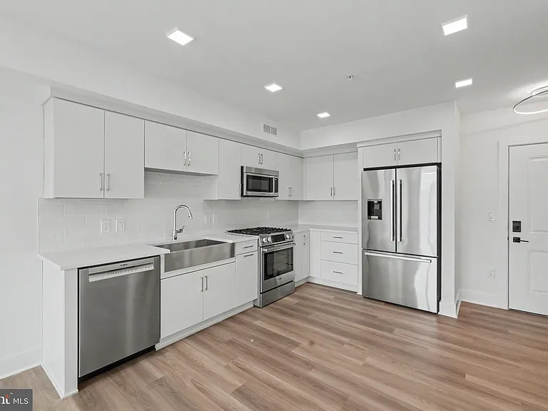 701 N Henry St #401 — Photo 19