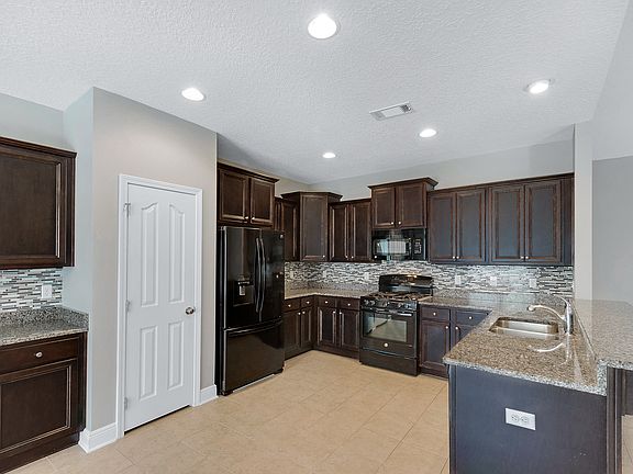 3rd image of 312 Camellia Ct