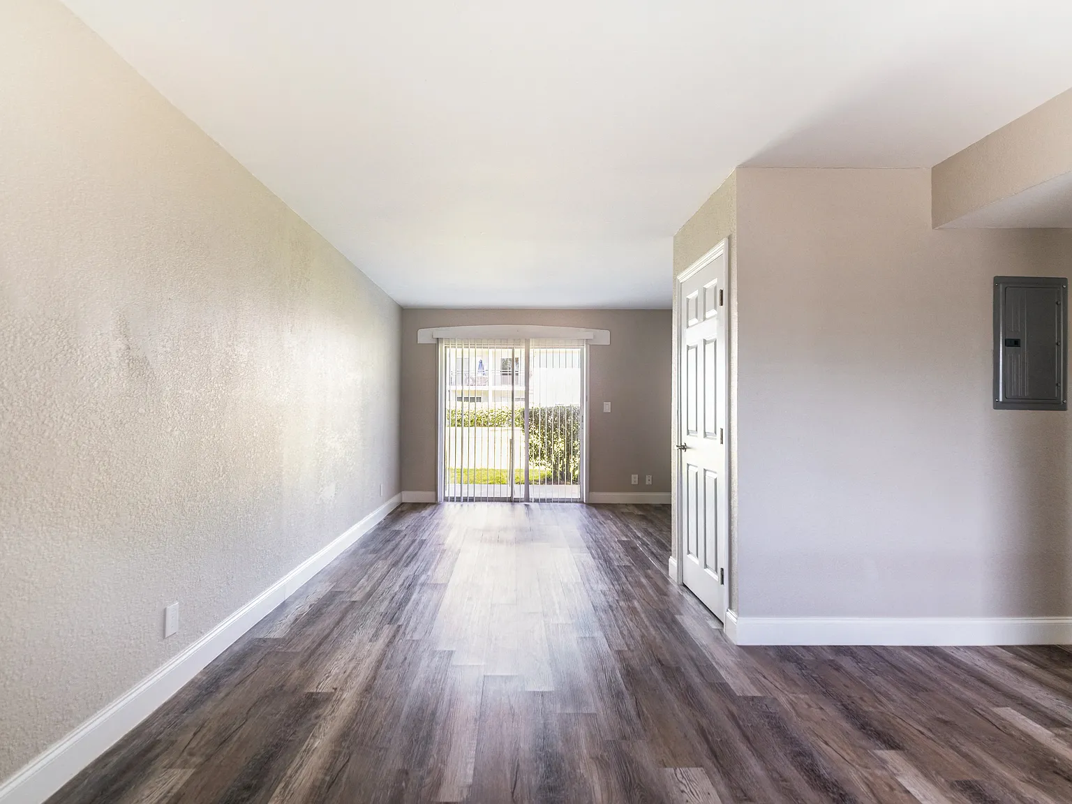Palm Cove Apartments — Photo 3