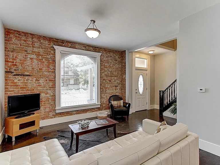 504 W 8the Ave — Photo 2