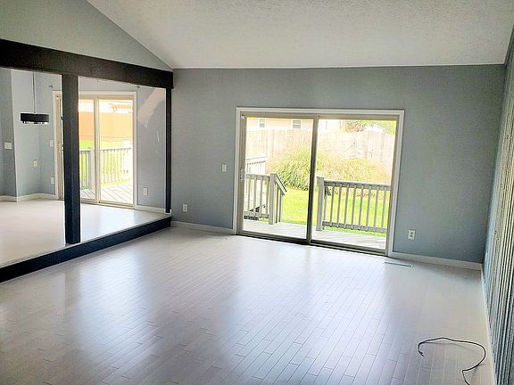5th image of 714 Cloverleaf Ct