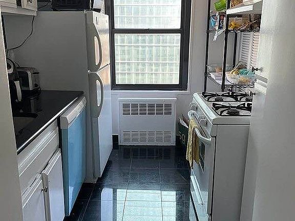 4th image of 279 E 44th St APT 5O