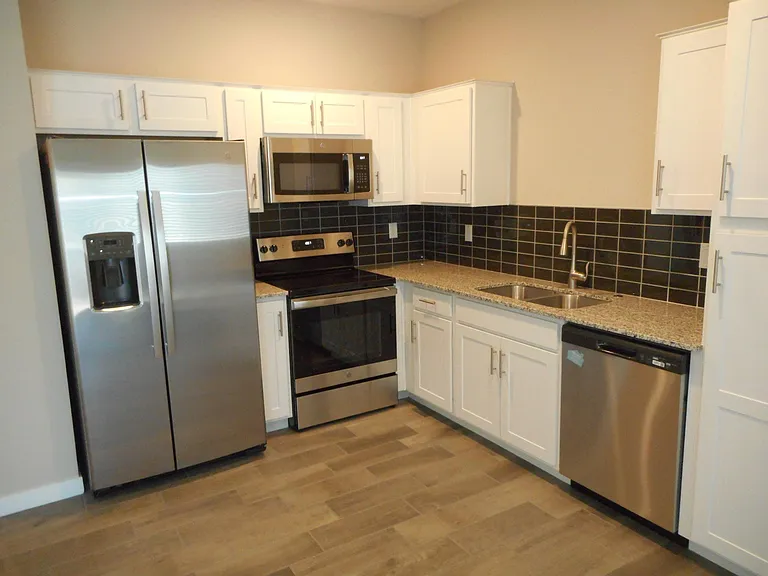 2262 El Caro Dr — Photo 3