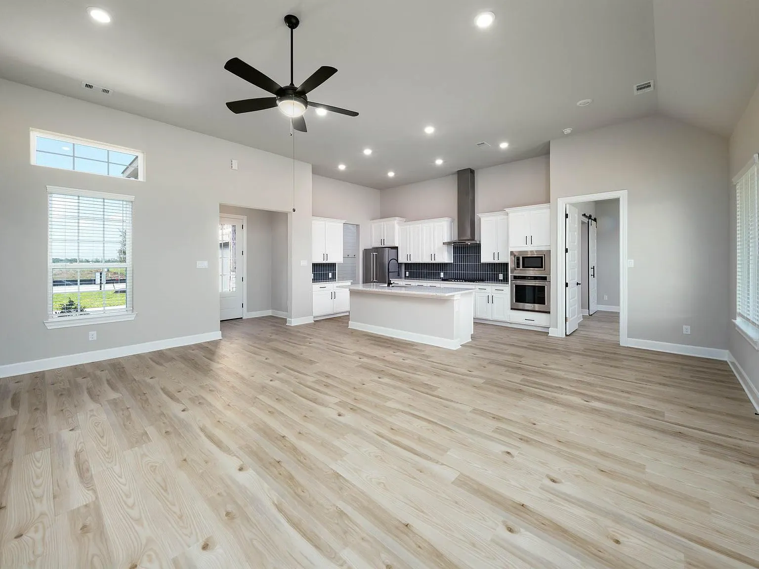 3 bed, 2.0 bath, 1662 sqft, $3,280 — Photo 2