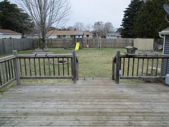 16 x 16 deck. Fenced yard.