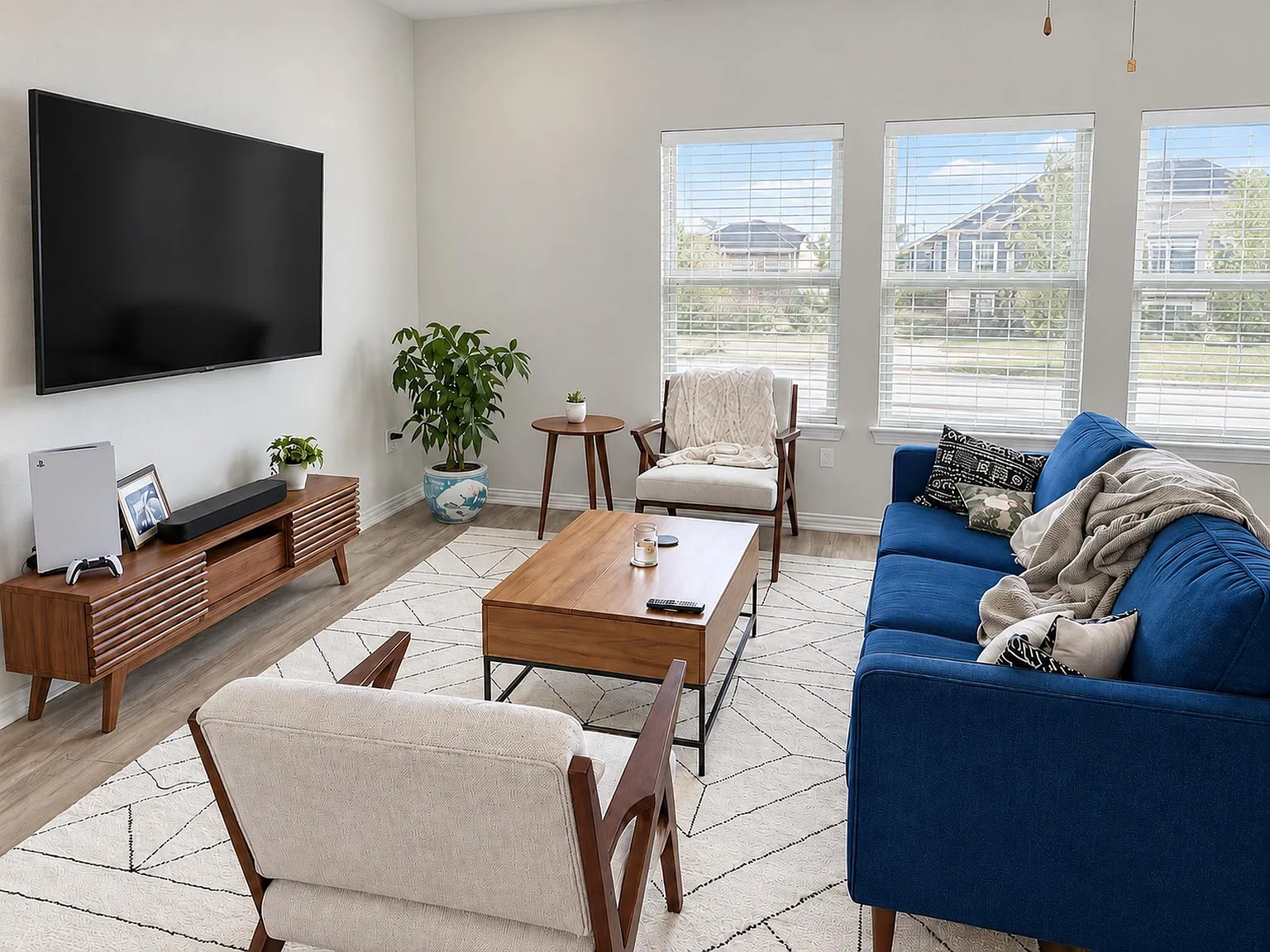 3 bed, 2.0 bath, 1783 sqft, $2,400 — Photo 3